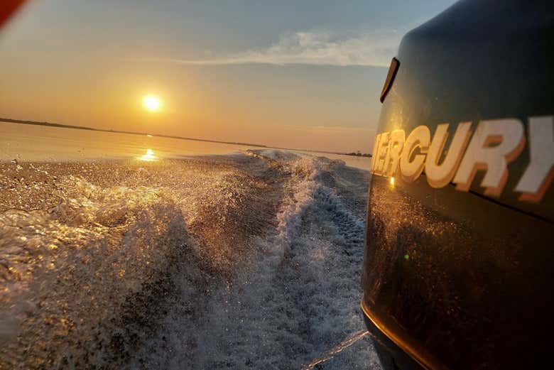 Navegando al atardecer por el río Solimões 