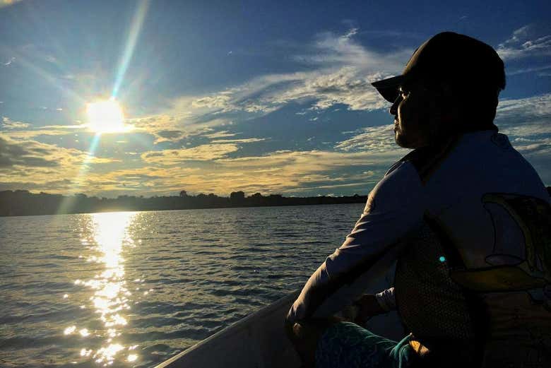 Contemplando el amanecer desde el barco
