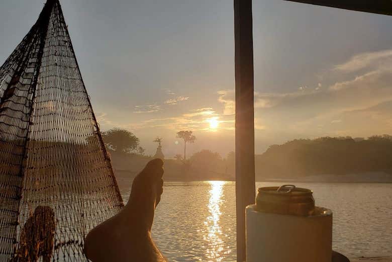 Surcando el río Solimões al atardecer