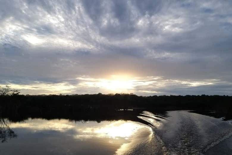 El sol comienza a clarear los paisajes del río Solimões 