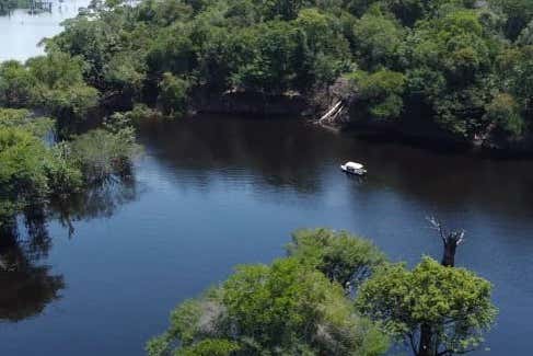 Surcando las aguas del Parque Nacional Anavilhanas