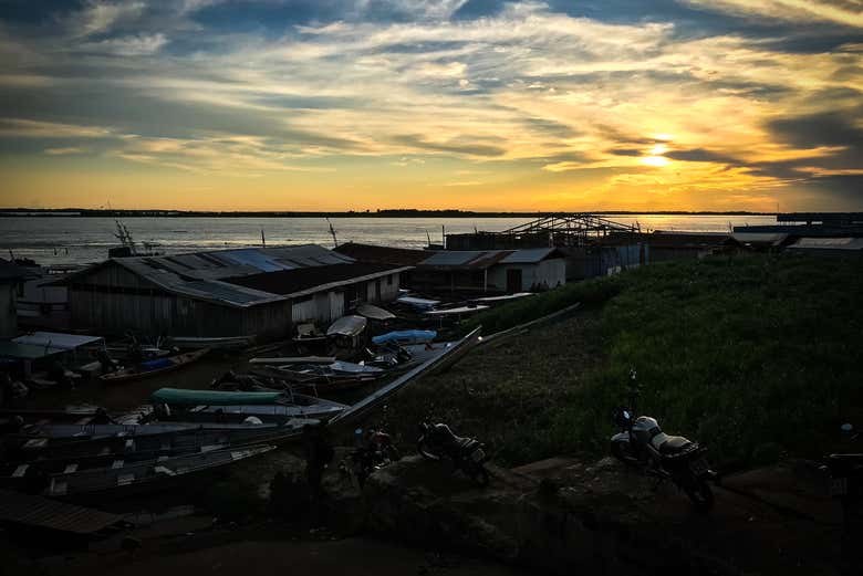 Amanecer sobre el río Solimões 