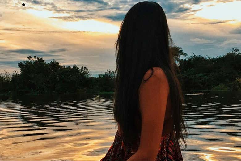 Contemplando el atardecer sobre el Río Negro