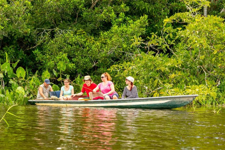 Pescando pirañas en el entorno del Amazonas