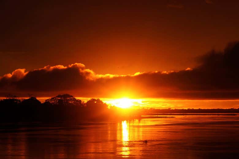 Puesta de sol sobre el Río Negro