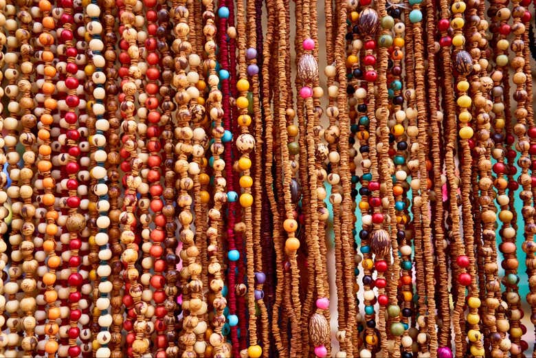 Artesanías hechas con semillas de Açaí en el mercado