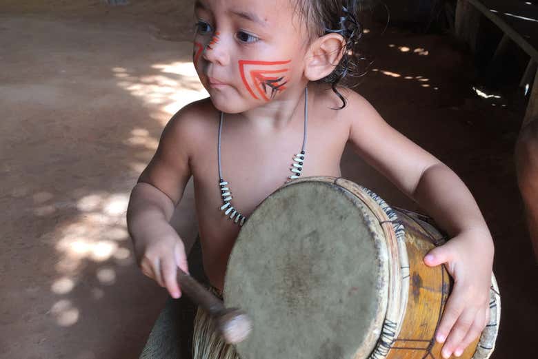 Meninas tocando tambor