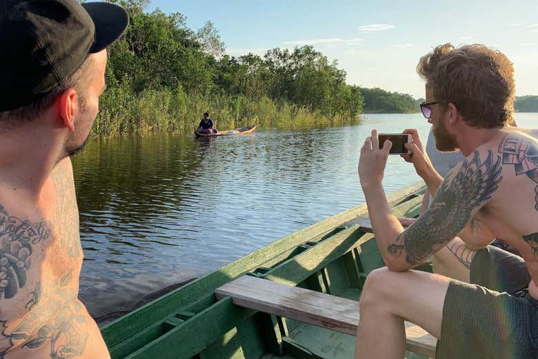 Navegando por el río Amazonas