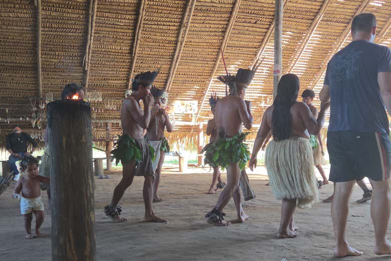 Assistiremos a um ritual de dança e música tradicional