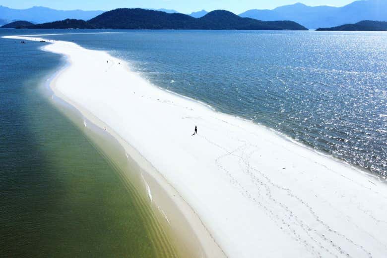 Franja de arena blanca en la isla de Marambaia