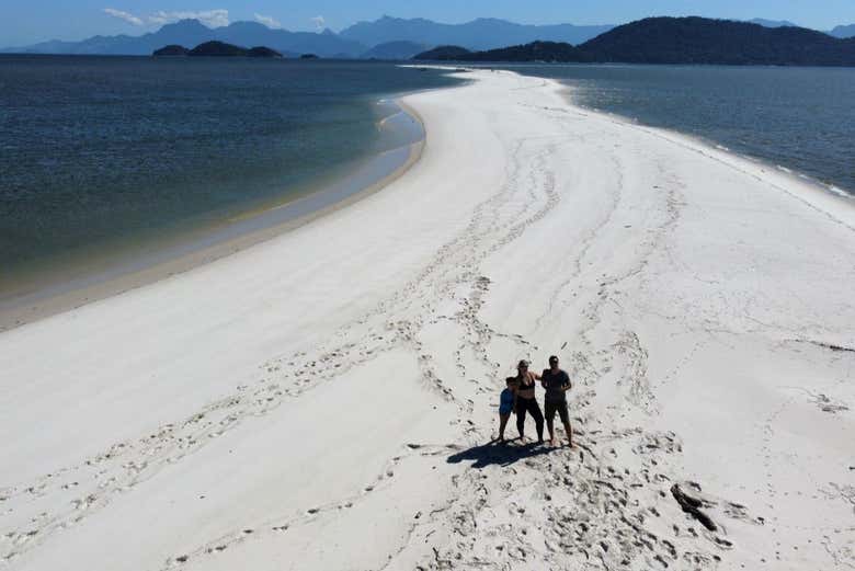 En la playa de la isla de Marambaia