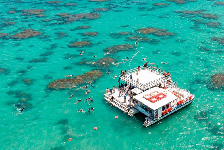 Turistas praticando snorkel nas piscinas naturais