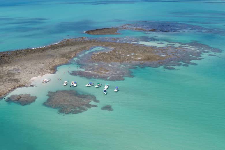 Vista aérea de piscinas naturales y barcos