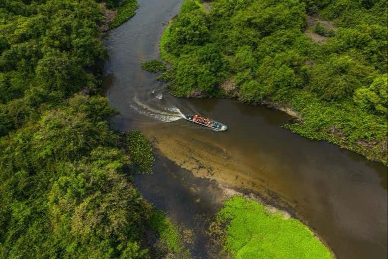 Barco recorriendo el río Miranda