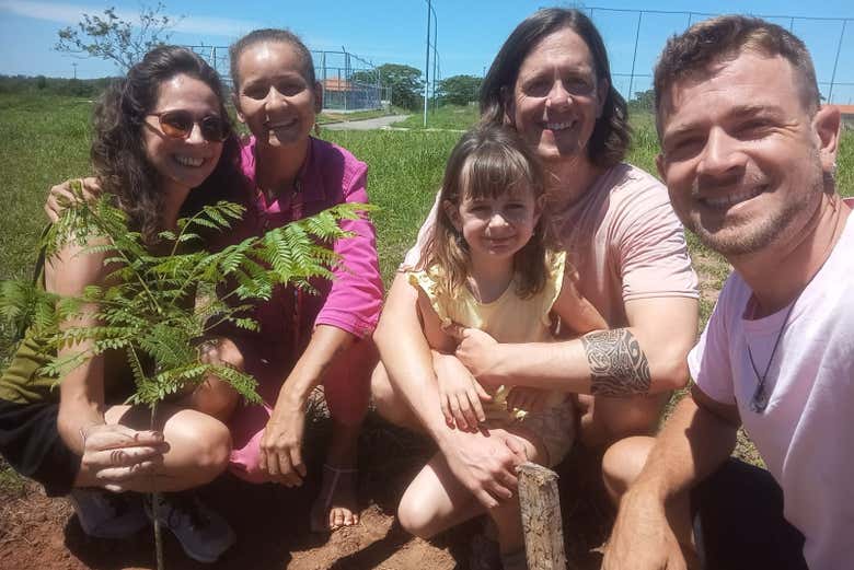 Compartiendo en familia el bonito gesto de plantar un árbol