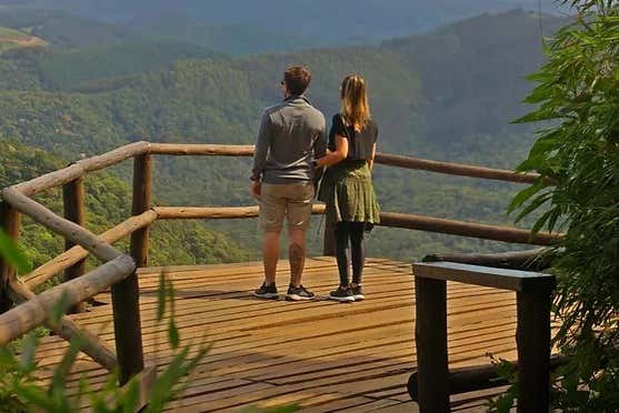 Desfrutando das vistas do mirante da trilha da Pedra Redonda
