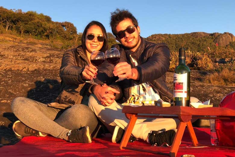 Disfrutando de un pícnic en pareja 