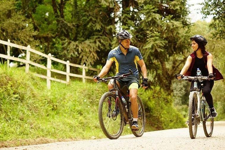 Casal passeando de bicicleta por Monte Verde