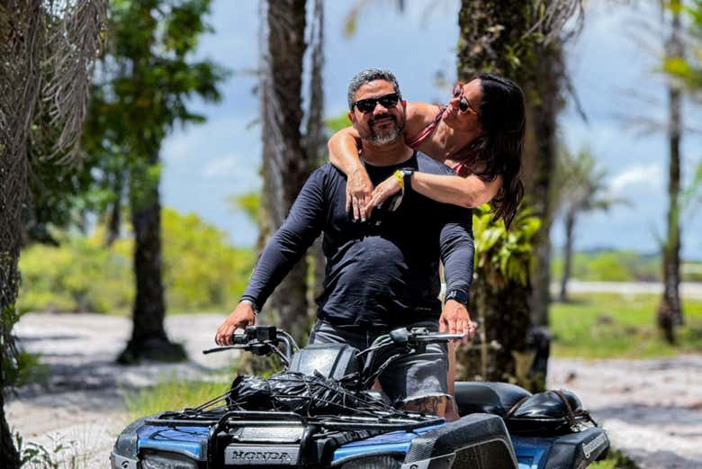 Pareja a bordo de uno de los quads
