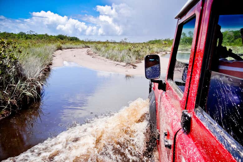 Veículo 4x4 na estrada para Guarapuá