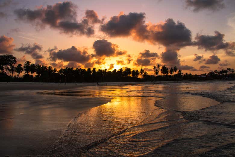 Atardecer en la playa de Porto Mirim