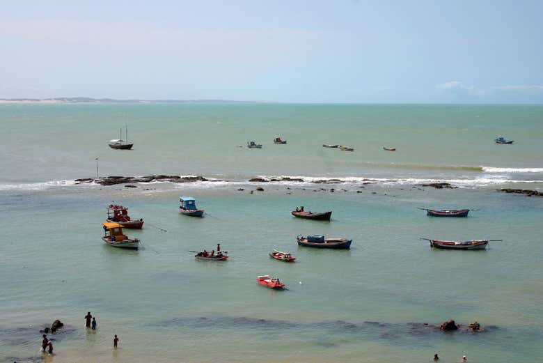 Barcos em uma das praias de Pipa