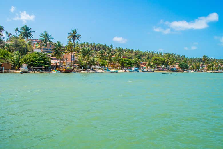 As águas verdes limpas da Barra do Cunhaú