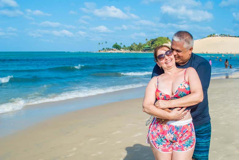 Casal na praia de Genipabu