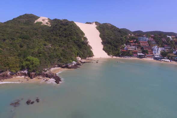 Passeio de barco com vistas ao Morro do Careca