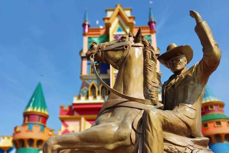 See the statue of Beto Carrero