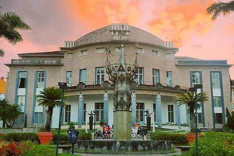 Admire the Teatro Carlos Gomes