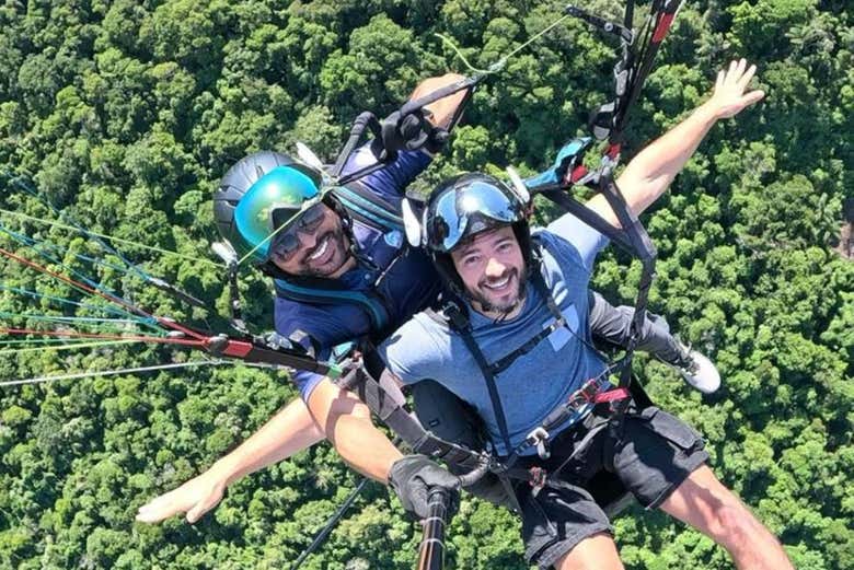Você se divertirá muito durante o voo de parapente sobre Niterói