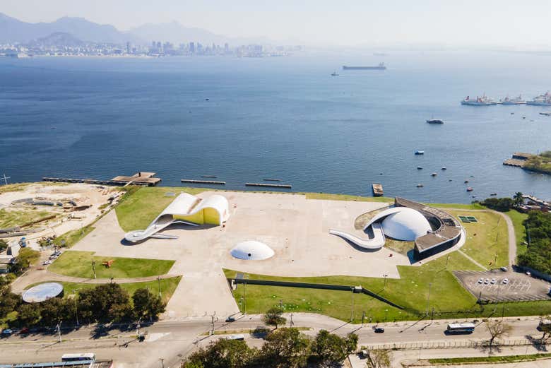 La Praça Niemeyer junto a la bahía de Guanabara