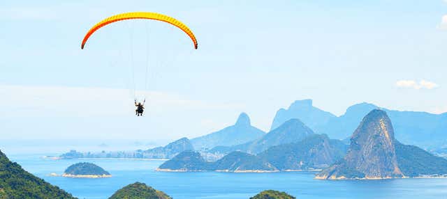 Voo de parapente por Niterói