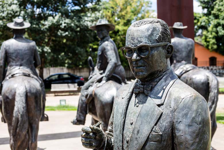 Learn about the life of Guimarães Rosa