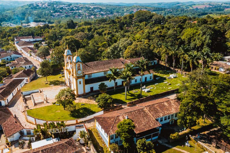 Vue aérienne de l'église de San Antonio à Tiradentes