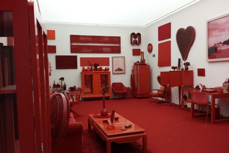 Stroll through the different rooms