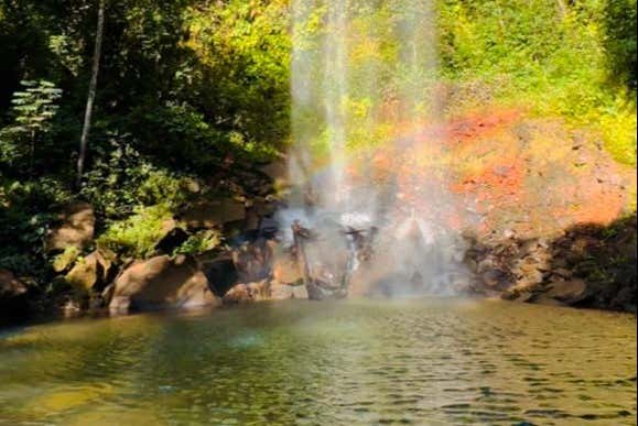 Aguas cristalinas de una cascada