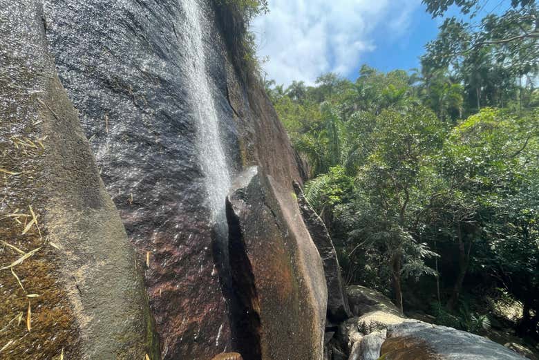 Una cascada en Playa do Engenho