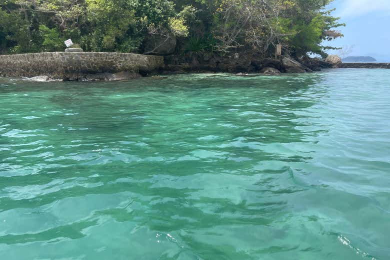 Admirando las aguas cristalinas durante el paseo en barco