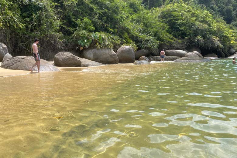 Disfrutando de un baño en la playa tropical del Saco do Mamanguá