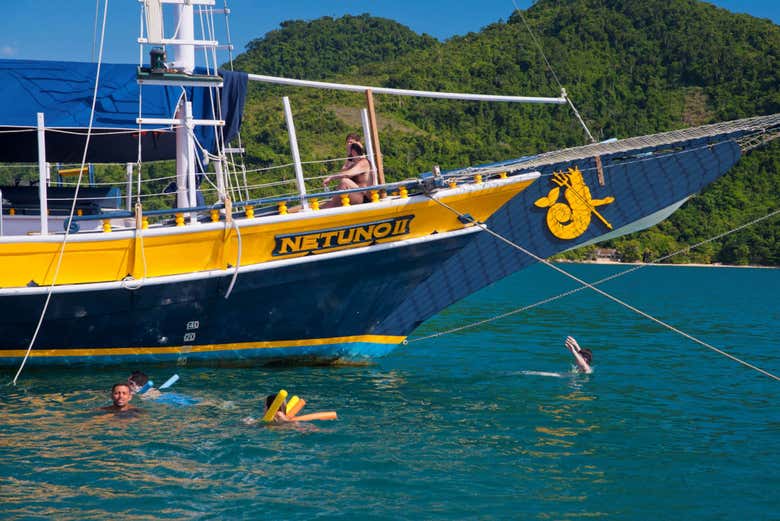 Navegando de barco em Paraty