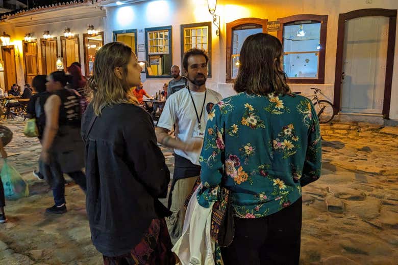 Conversando em frente a uma das cachaçaria que visitaremos
