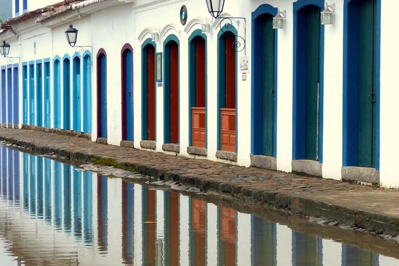 Reflet des portes sur l'eau