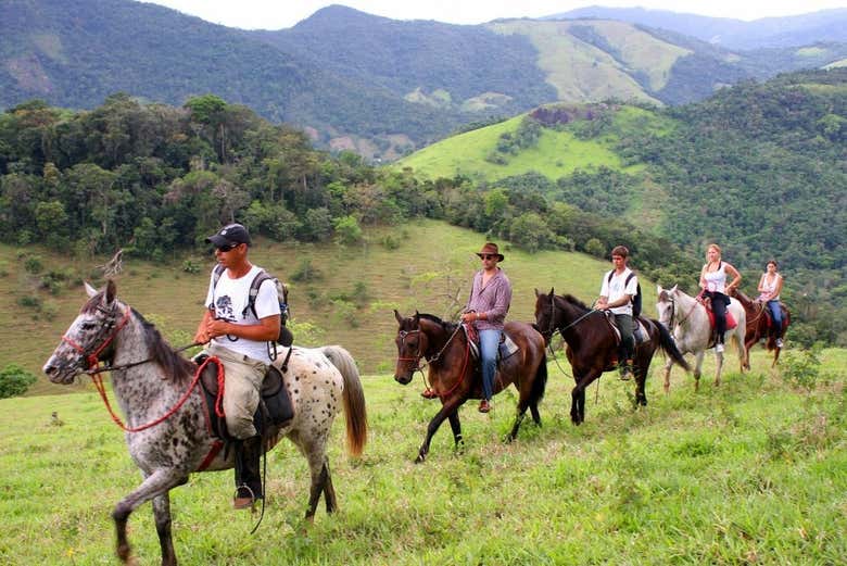 Fazendo a trilha em grupo pela Serra de Bocaina