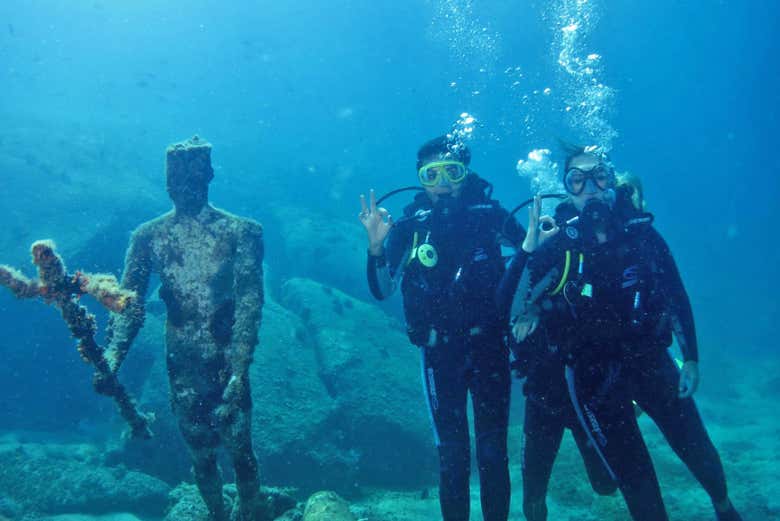 Estátua no mar de Paraty