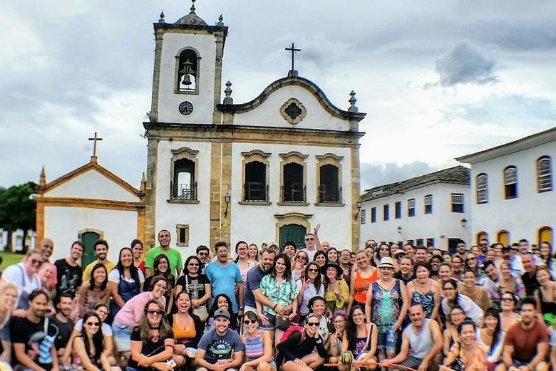 Foto de grupo en  el exterior de la iglesia