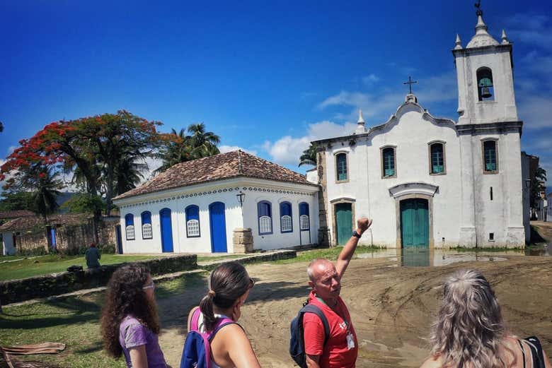 Observando a torre da igreja de Nossa Senhora das Dores