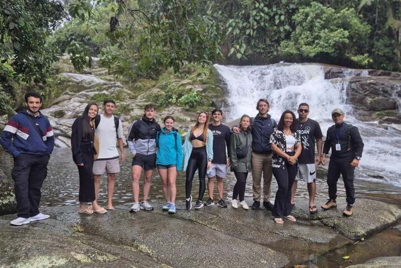 ¡Foto de grupo en una de las cascadas de Paraty!