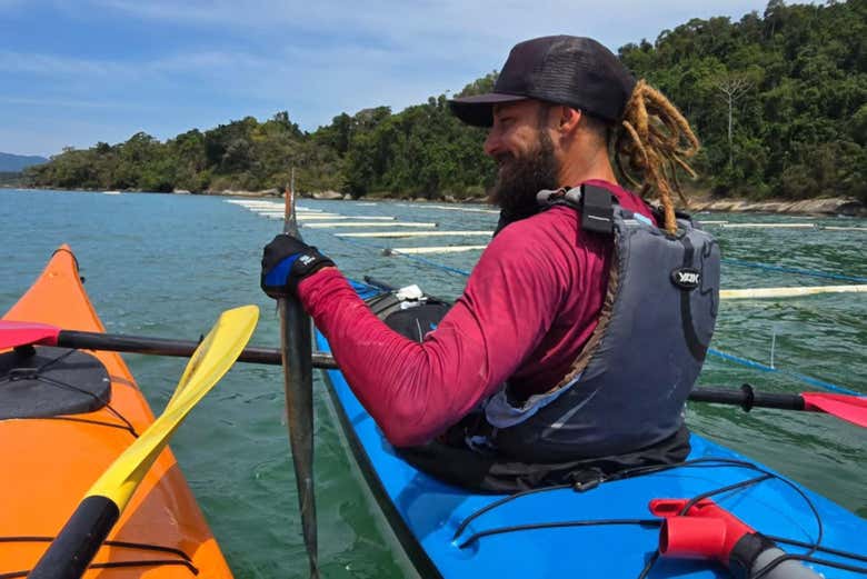 Admirando la costa de Paraty desde el kayak